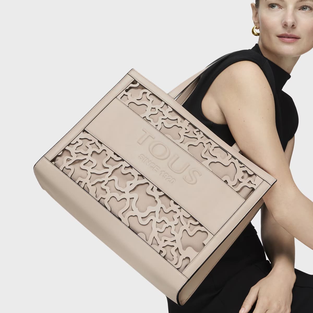 El bolso shopping grande Amaya Kaos Shock de color beige