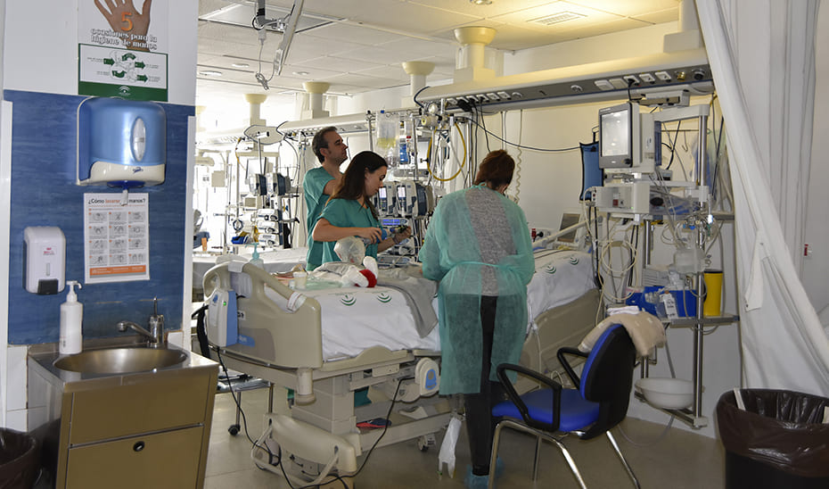 Interior de la UCI de un hospital (1)