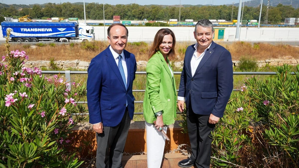Antonio Sanz, junto a la consejera Rocío Díez, durante su visita a Algeciras