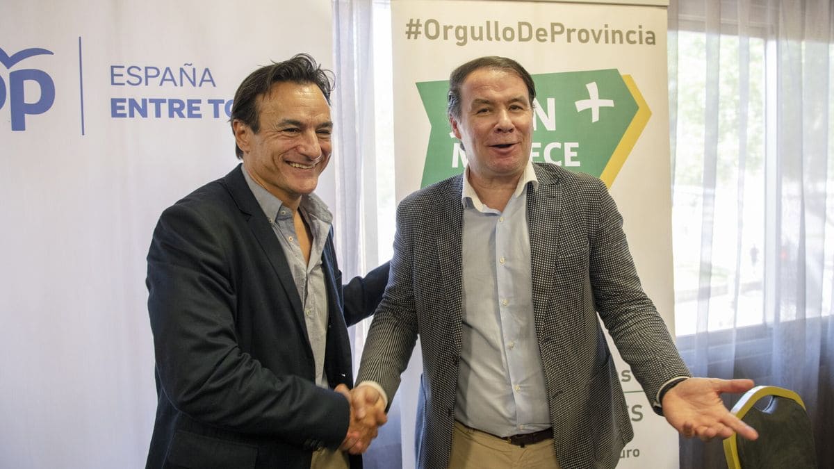 Agustín González, alcalde de Jaén, a la izquierda de la imagen