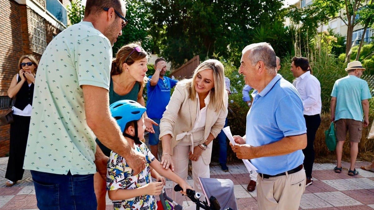 La alcaldesa Marifrán Carazo, durante su visita al barrio