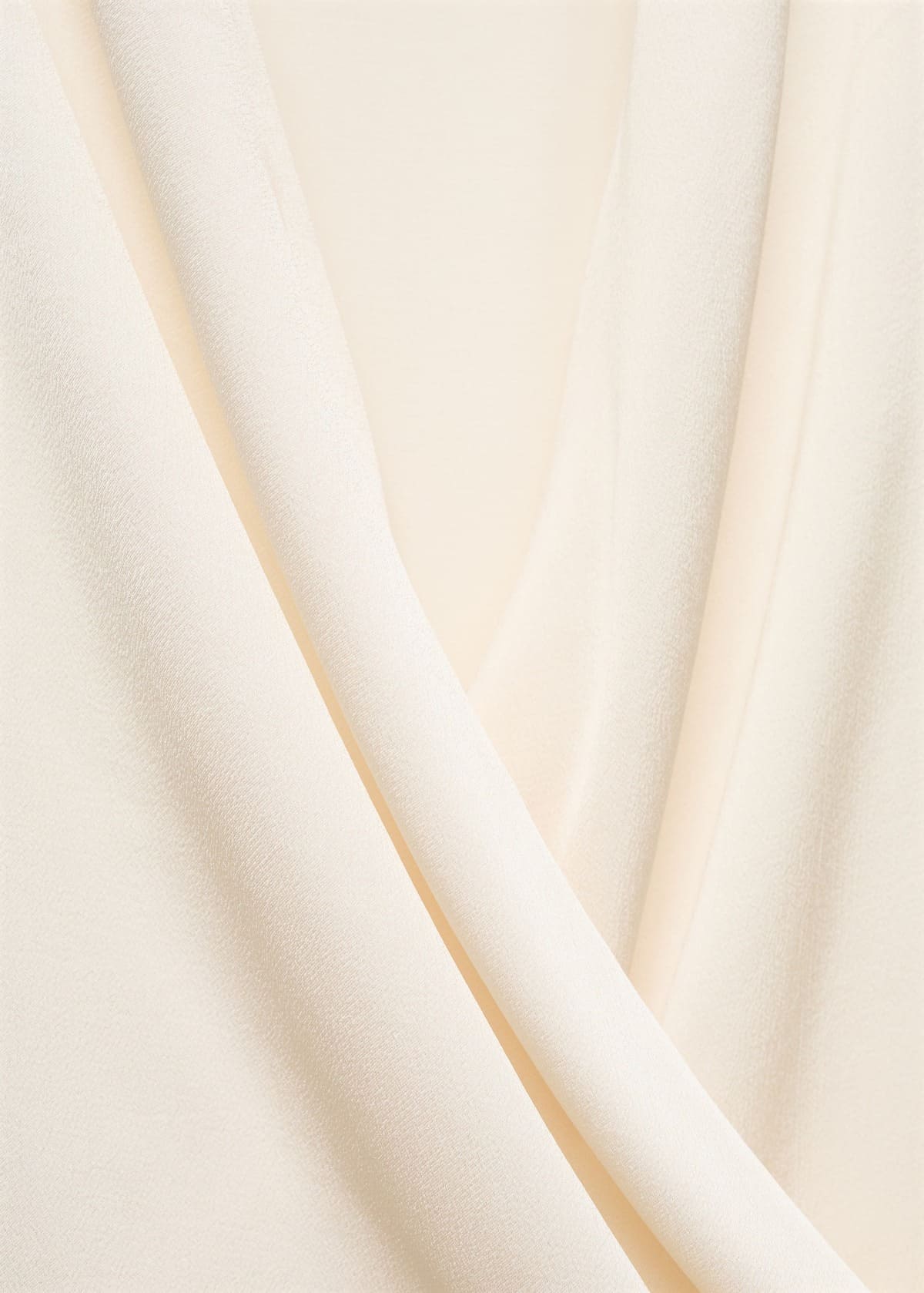 La nueva blusa sin mangas cruzada en color crudo de Mango