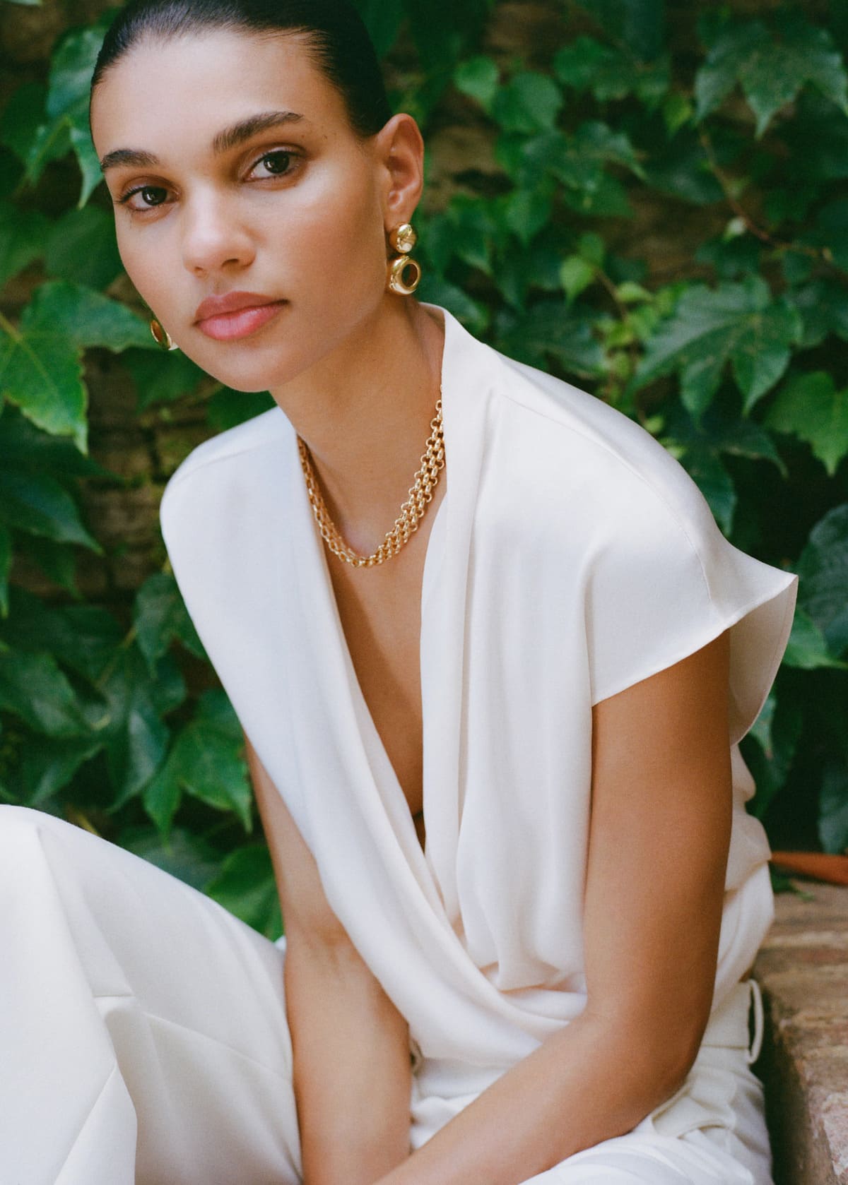 La nueva blusa sin mangas cruzada en color crudo de Mango