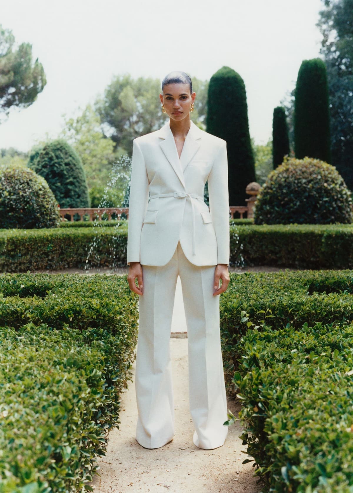 El nuevo pantalón acampanado de traje en color crudo de Mango