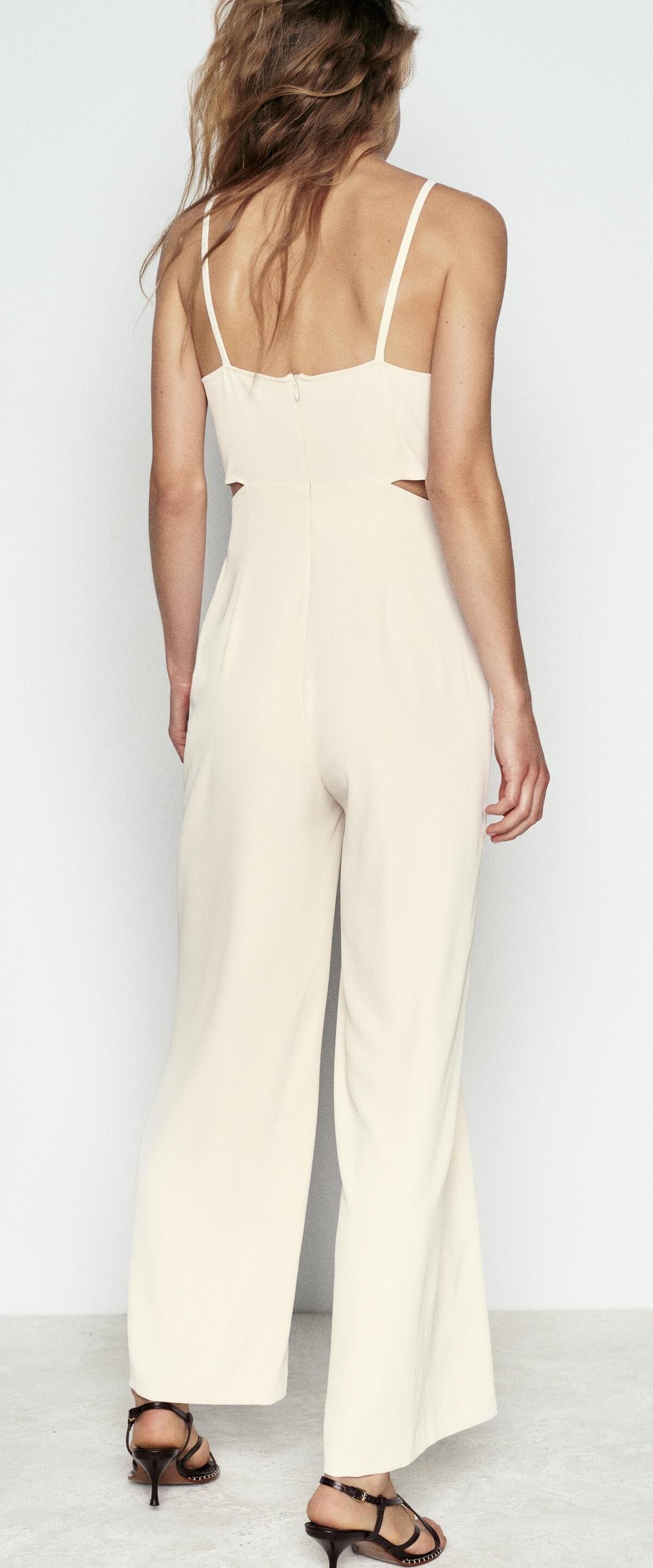 El nuevo mono ancho cut out en color crudo de Zara