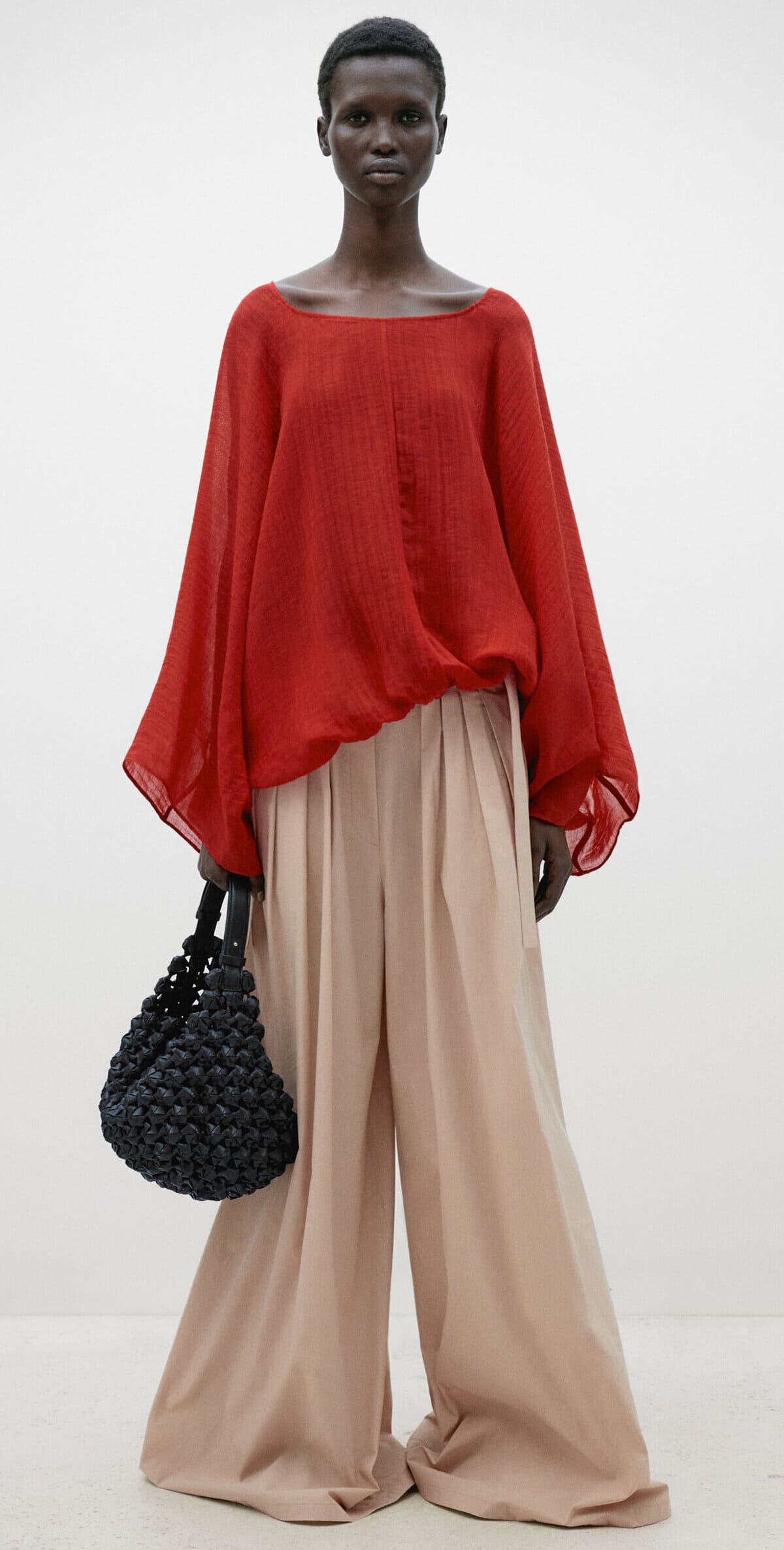 El pantalón palazzo popelín con botón a contraste de edición limitada de Massimo Dutti