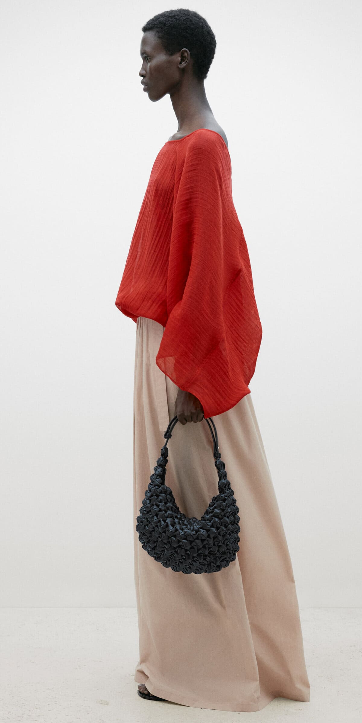 El pantalón palazzo popelín con botón a contraste de edición limitada de Massimo Dutti