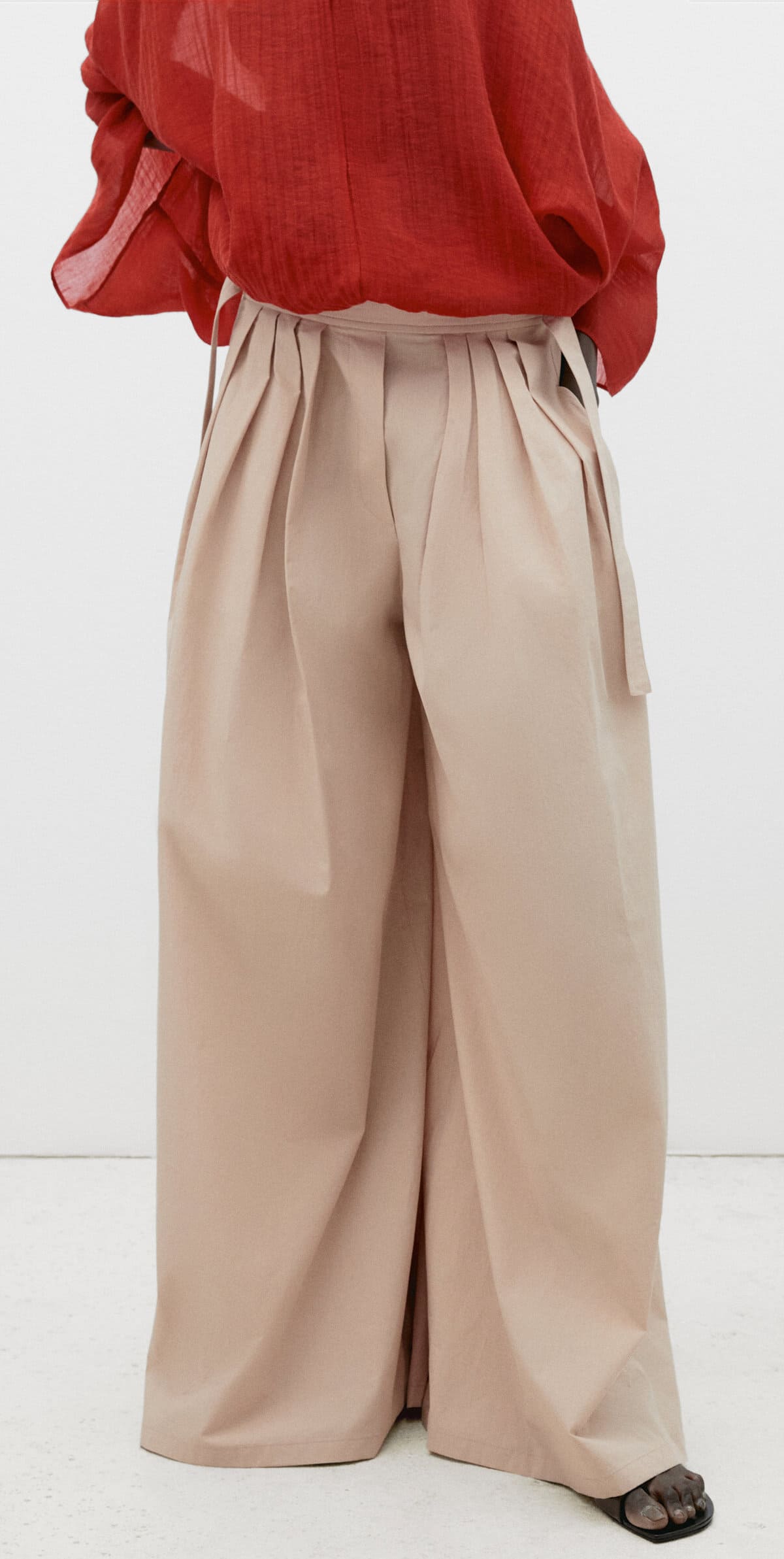 El pantalón palazzo popelín con botón a contraste de edición limitada de Massimo Dutti