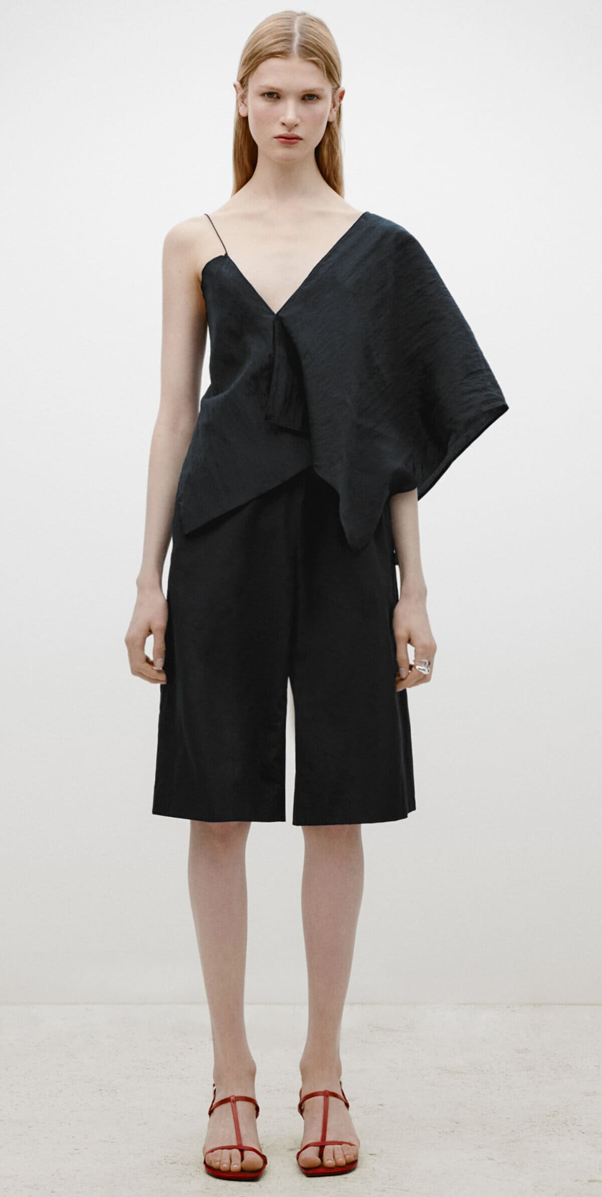 El top técnico asimétrico de edición limitada de Massimo Dutti