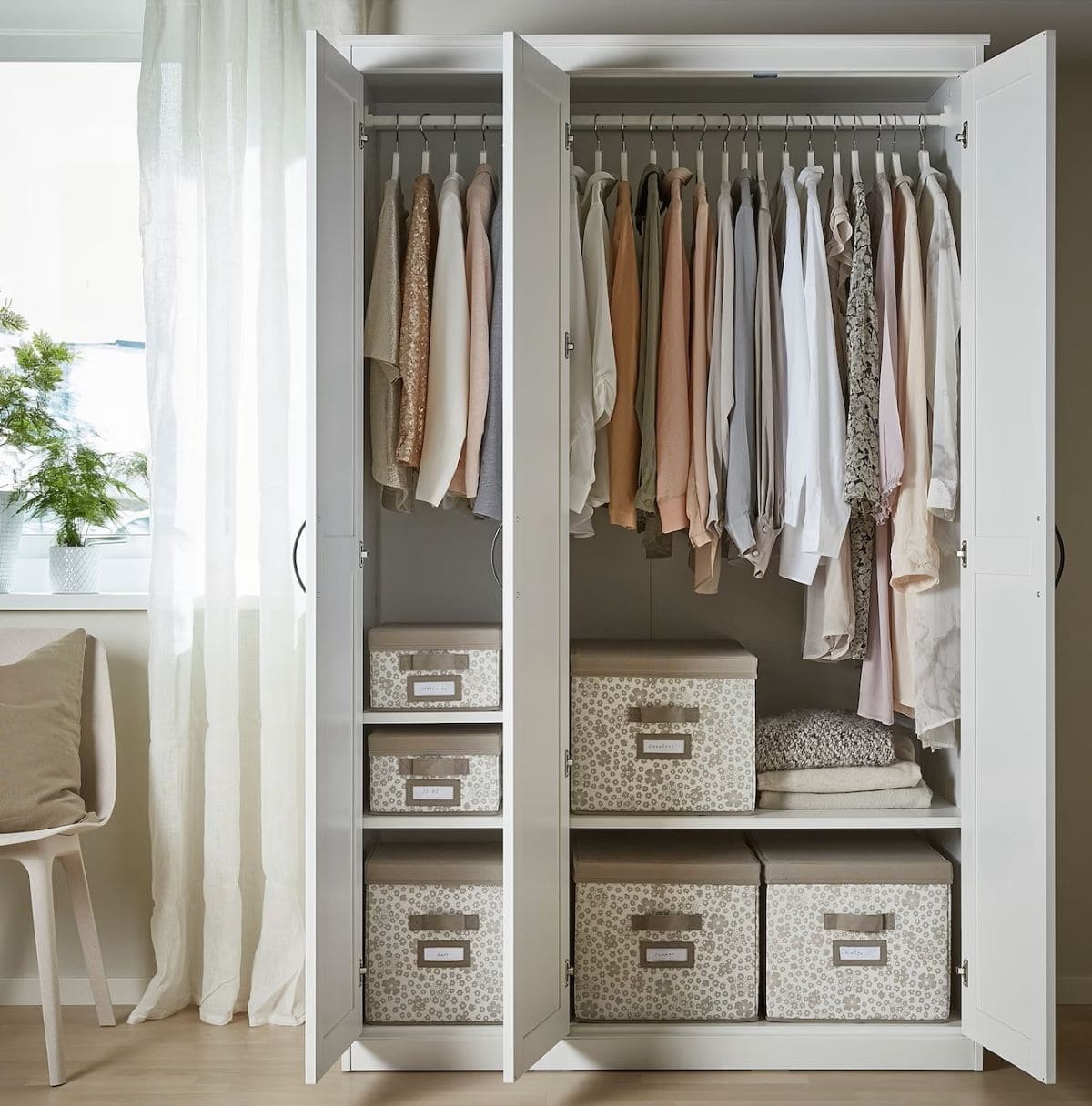 Armario de tres puertas de la serie SONGESAND de Ikea