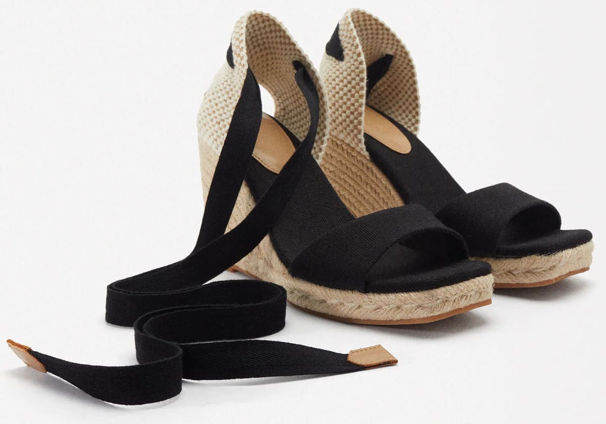 Las sandalias de cuña en tejido negras de Parfois