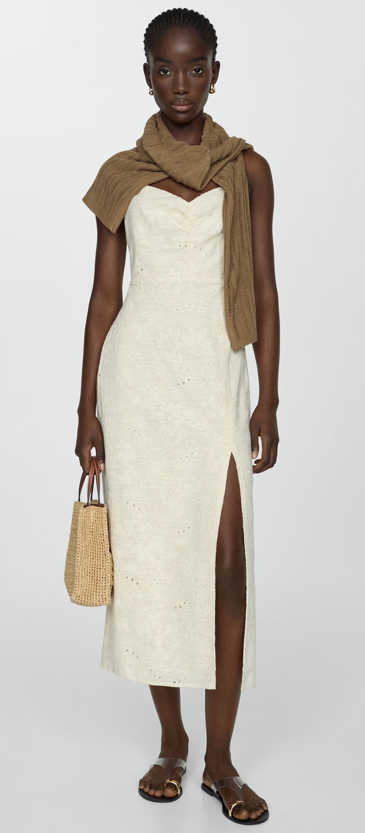 El vestido bordado con abertura lateral en color arena de Mango