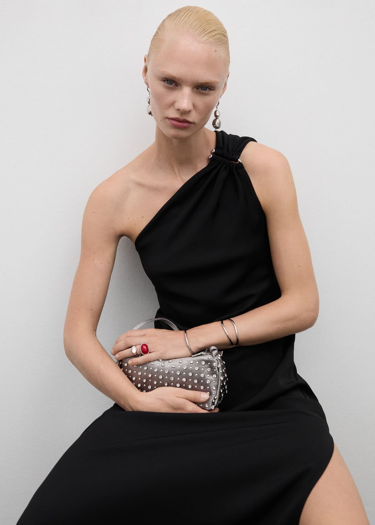 El nuevo vestido asimétrico con detalles drapeados en color negro de Mango