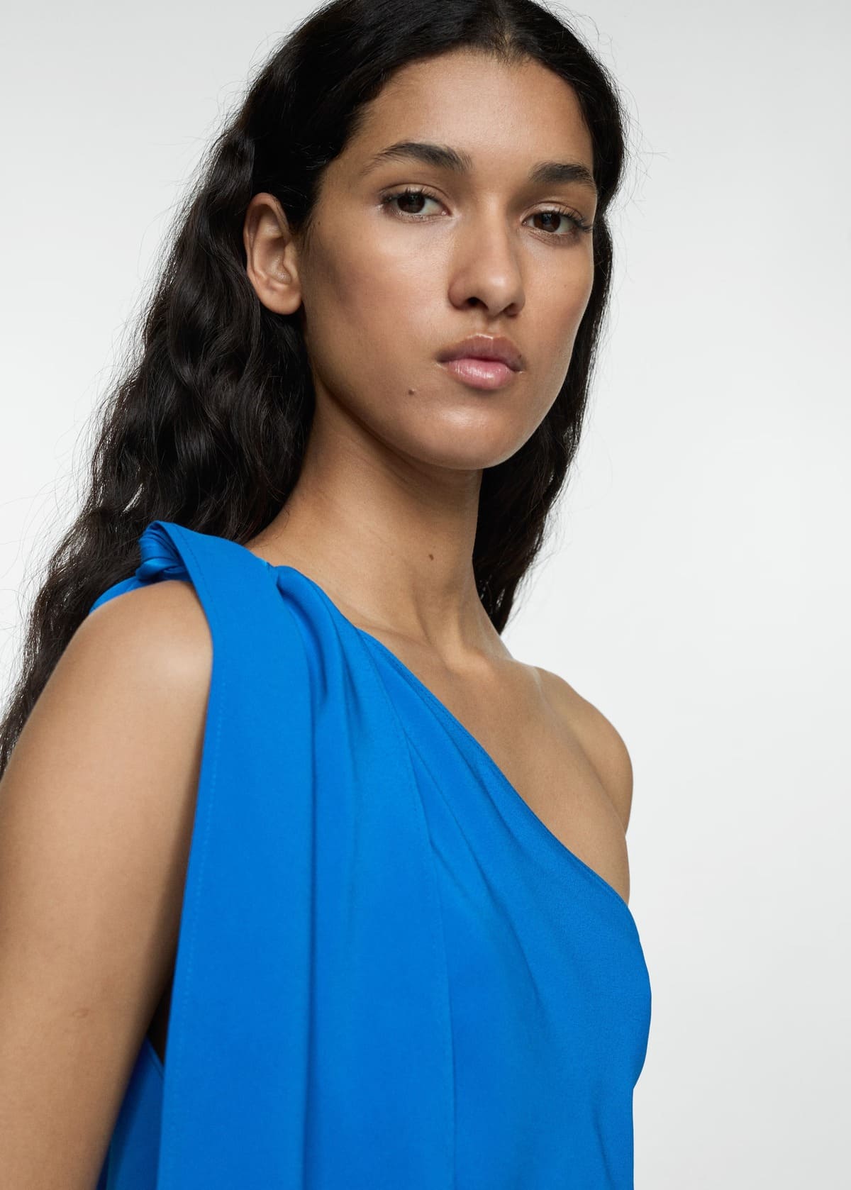 El nuevo vestido asimétrico con abertura de color azul de Mango