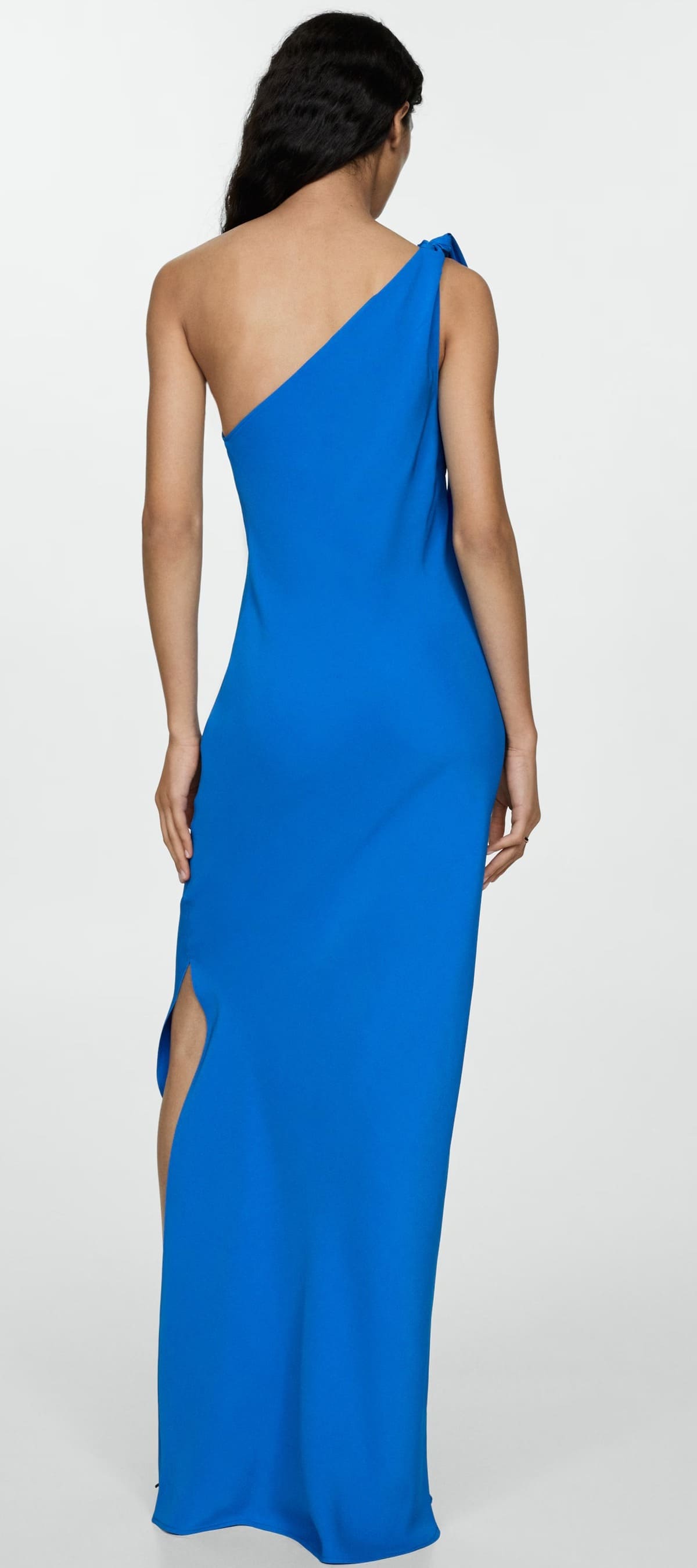 El nuevo vestido asimétrico con abertura de color azul de Mango