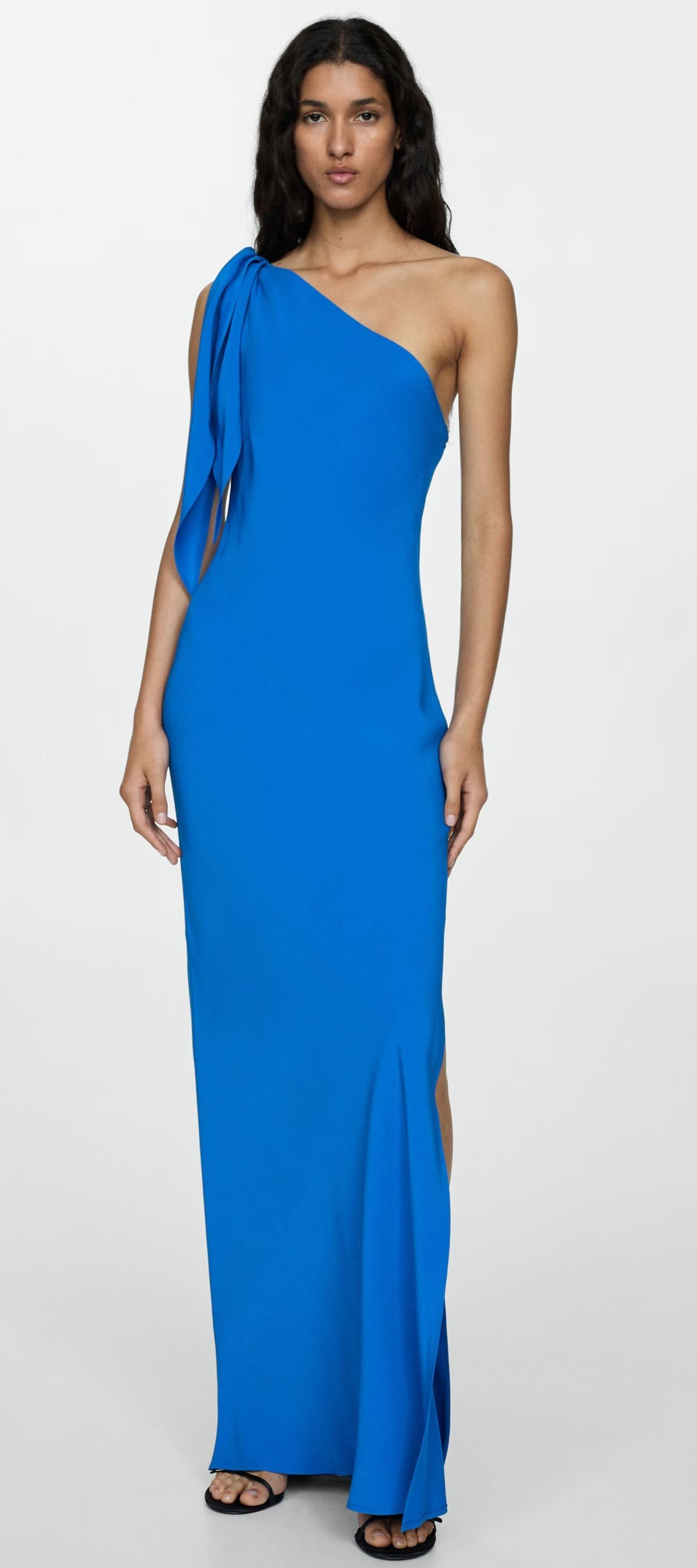 El nuevo vestido asimétrico con abertura de color azul de Mango