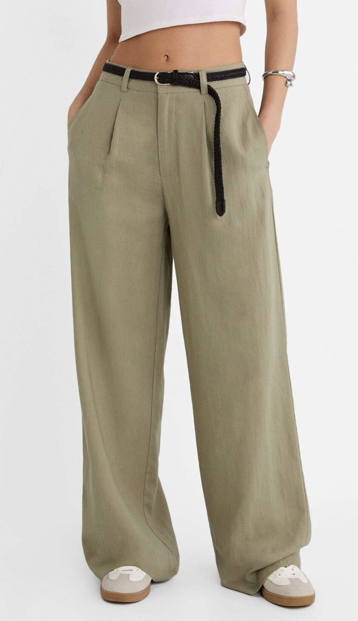 El pantalón con lino y cinturón de Stradivarius