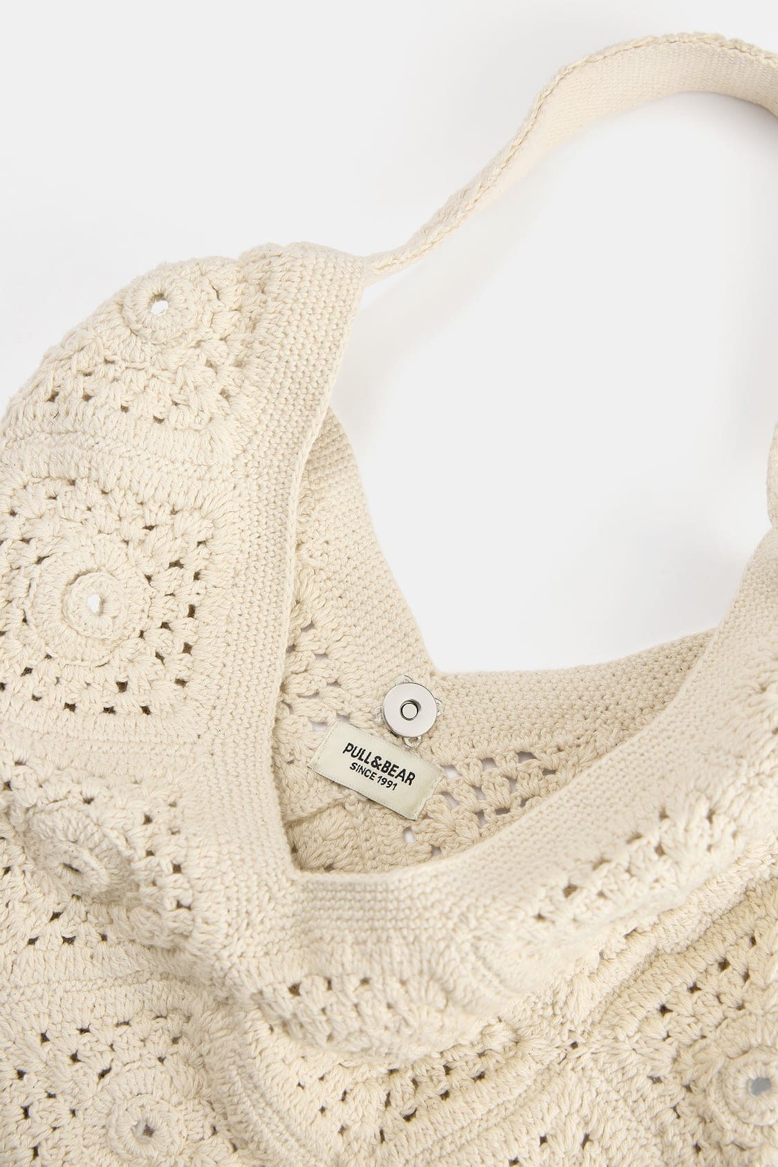 El bolso shopper de crochet con detalles de espejos de Pull&Bear