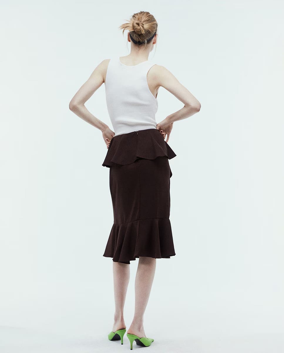 La falda fluida con volantes en color marrón de Sfera en El Corte Inglés