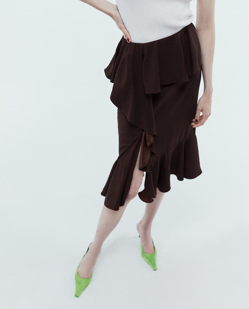 La falda fluida con volantes en color marrón de Sfera en El Corte Inglés