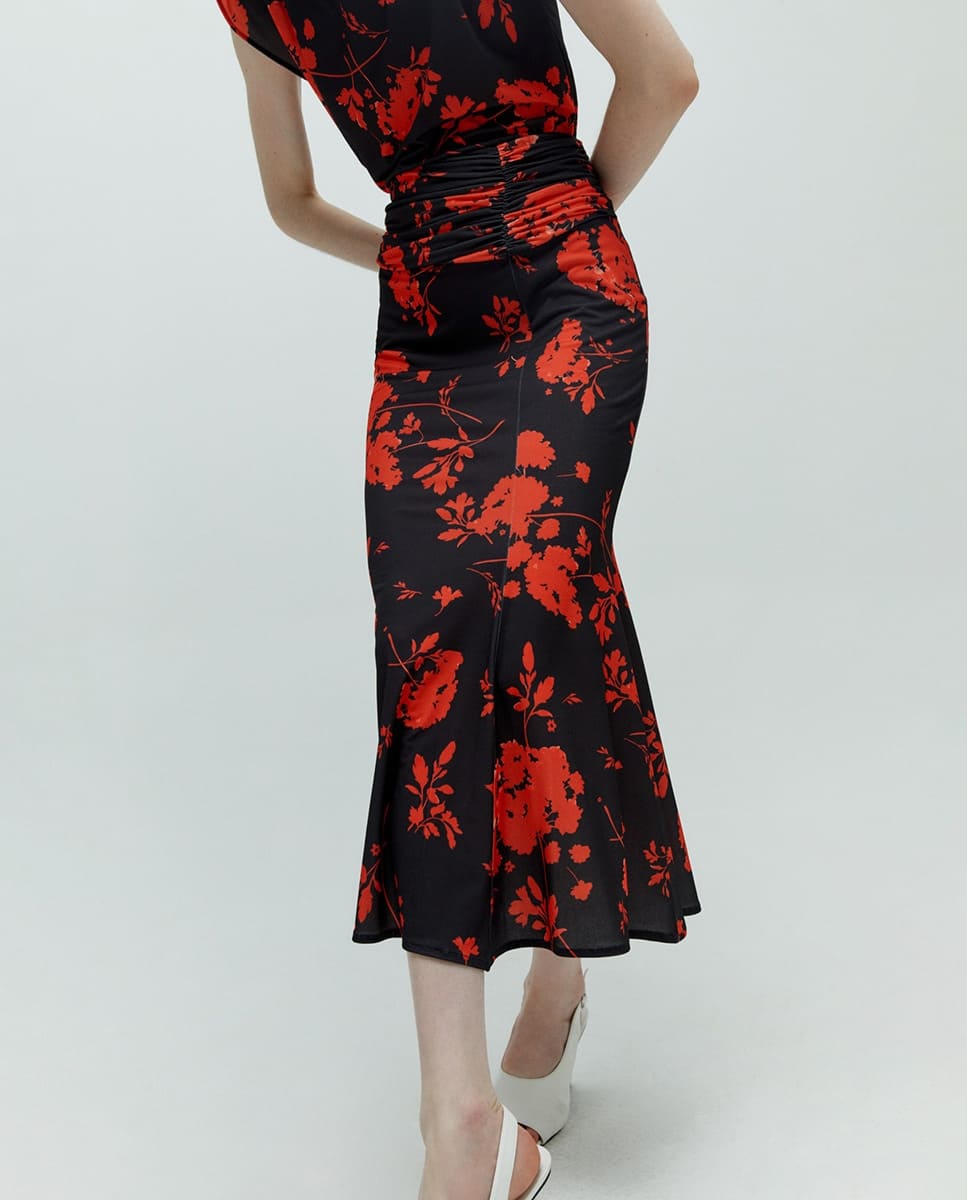 La nueva falda de flores rojas de Sfera en El Corte Inglés