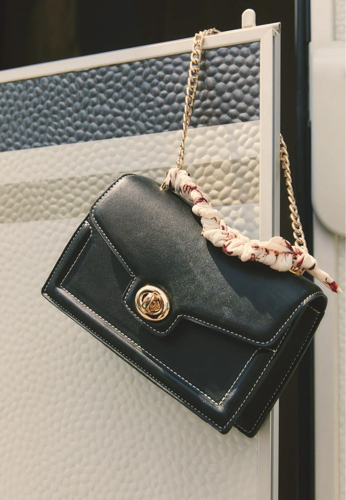 Bolso bandolera con detalle de pañuelo