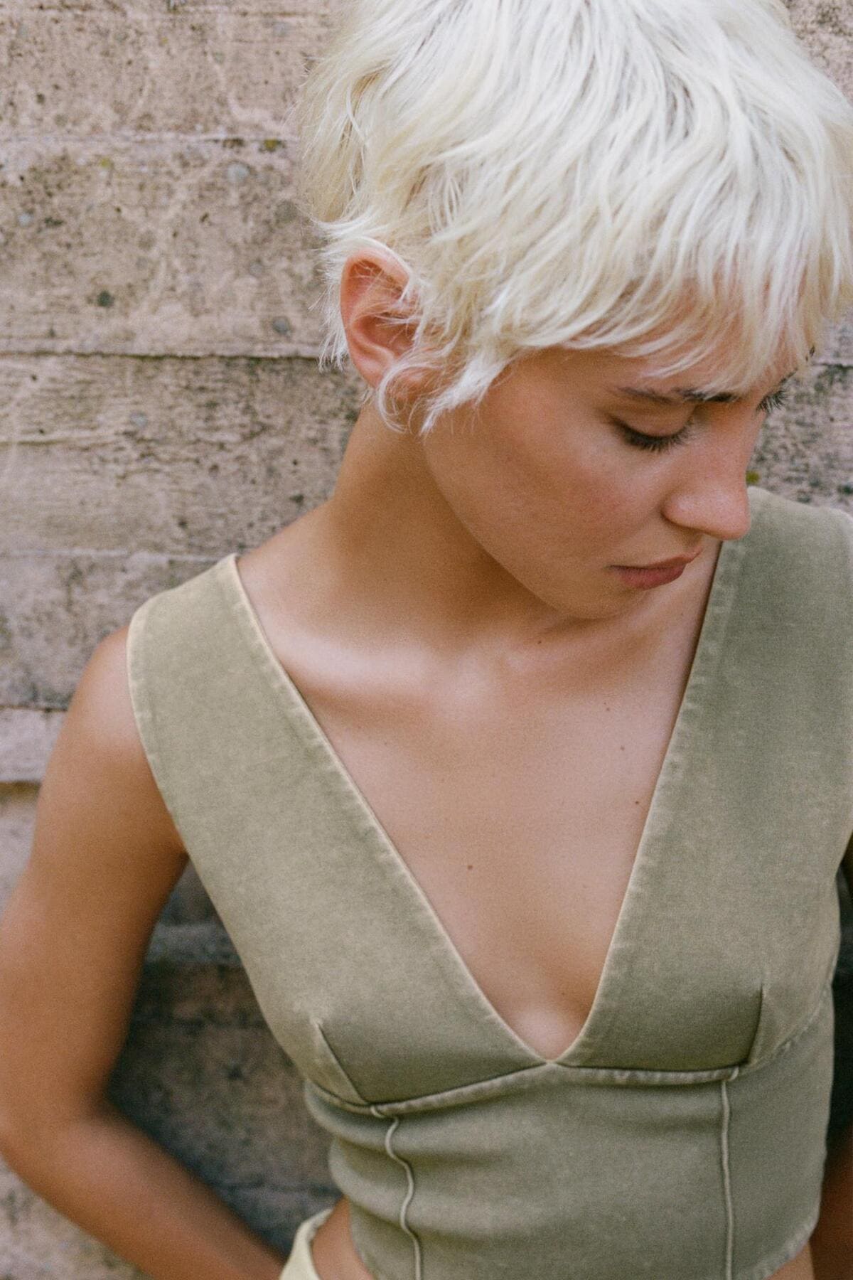 El nuevo top interlock con efecto lavado color verde caqui de Zara