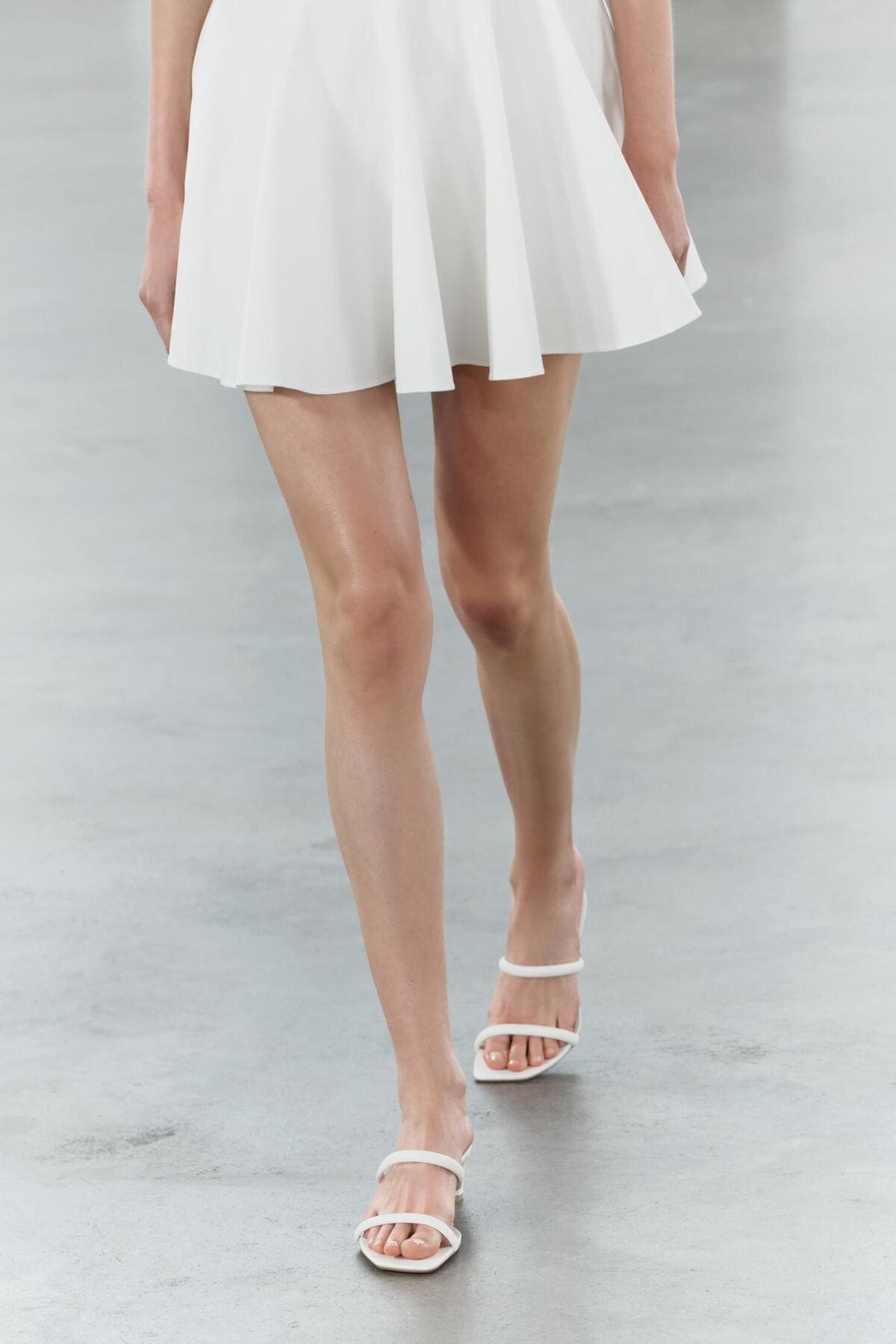 Las sandalias con tacón de piel con tiras tubulares en color blanco de Zara