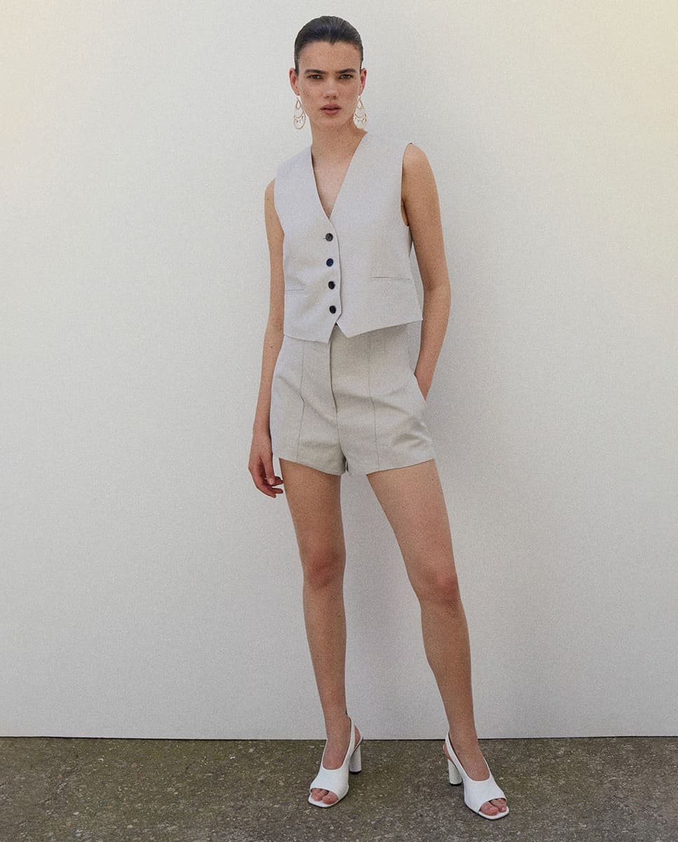 El short liso con tiro alto en color gris de Sfera en El Corte Inglés