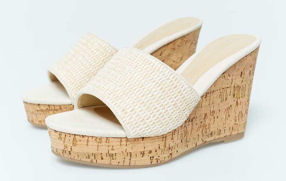 Las cuñas zuecos color crudo de Sfera en El Corte Inglés