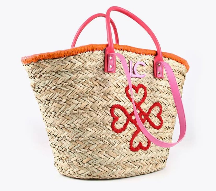 Capazo de fibras naturales con logo corazones Lola Casademunt