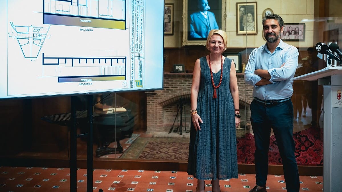 Joaquín Pérez de la Blanca, a la derecha de Almería