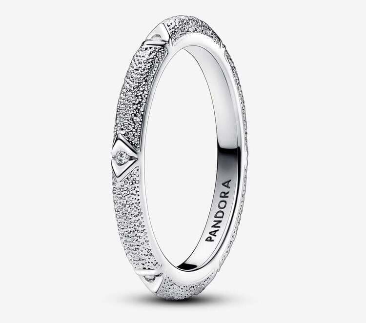 El nuevo anillo Pandora ME con Textura y Gemas en plata