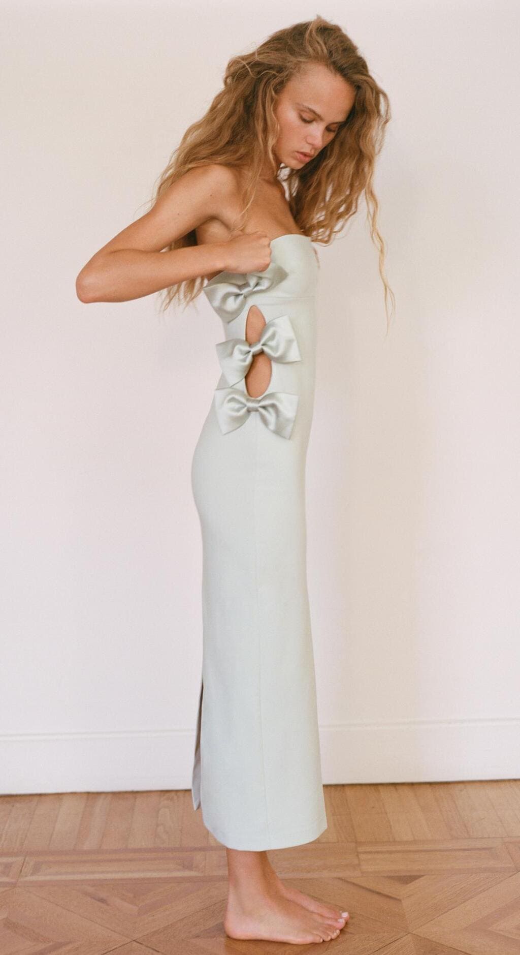 El nuevo vestido midi con lazos satinados de Zara