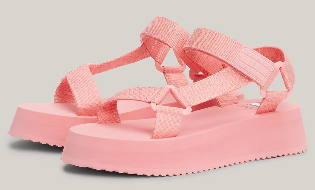 Las sandalias de plataforma con parche rosas de Tommy Hilfiger