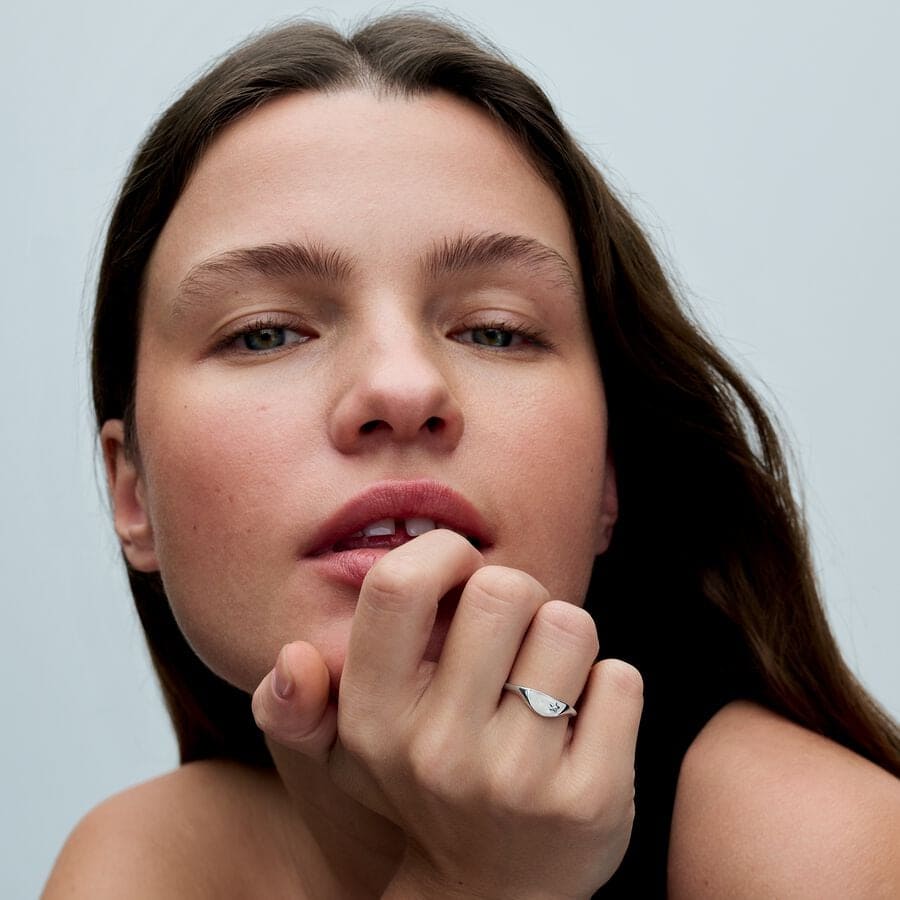 El nuevo anillo Pandora ME Mitad Sello Esmaltado