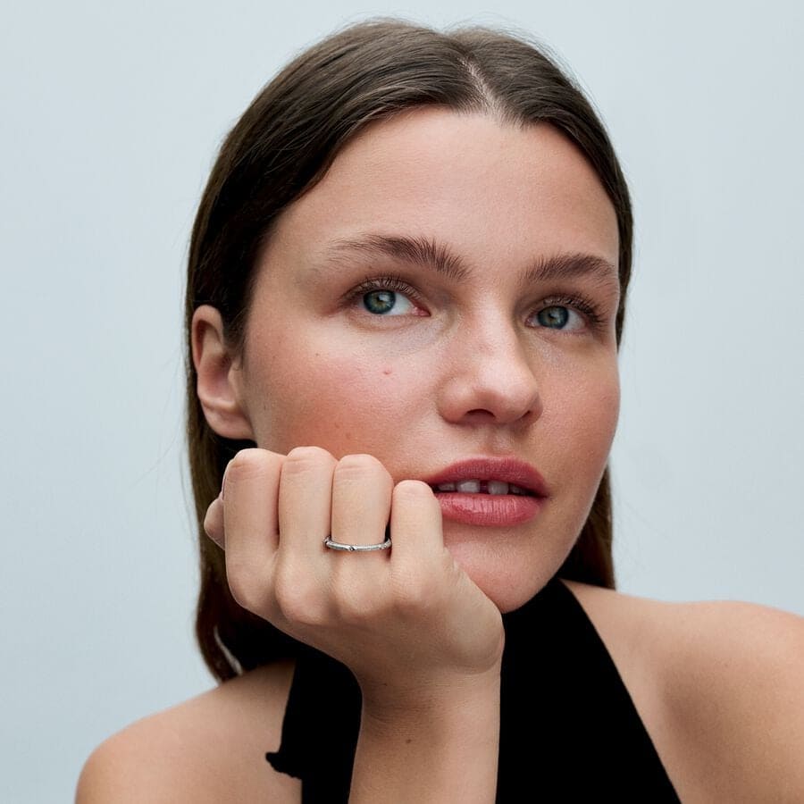 El nuevo anillo Pandora ME con Textura y Gemas en plata