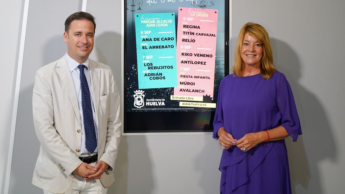 La alcaldesa de Huelva, Pilar Miranda, junto al concejal de Cultura Nacho Molina