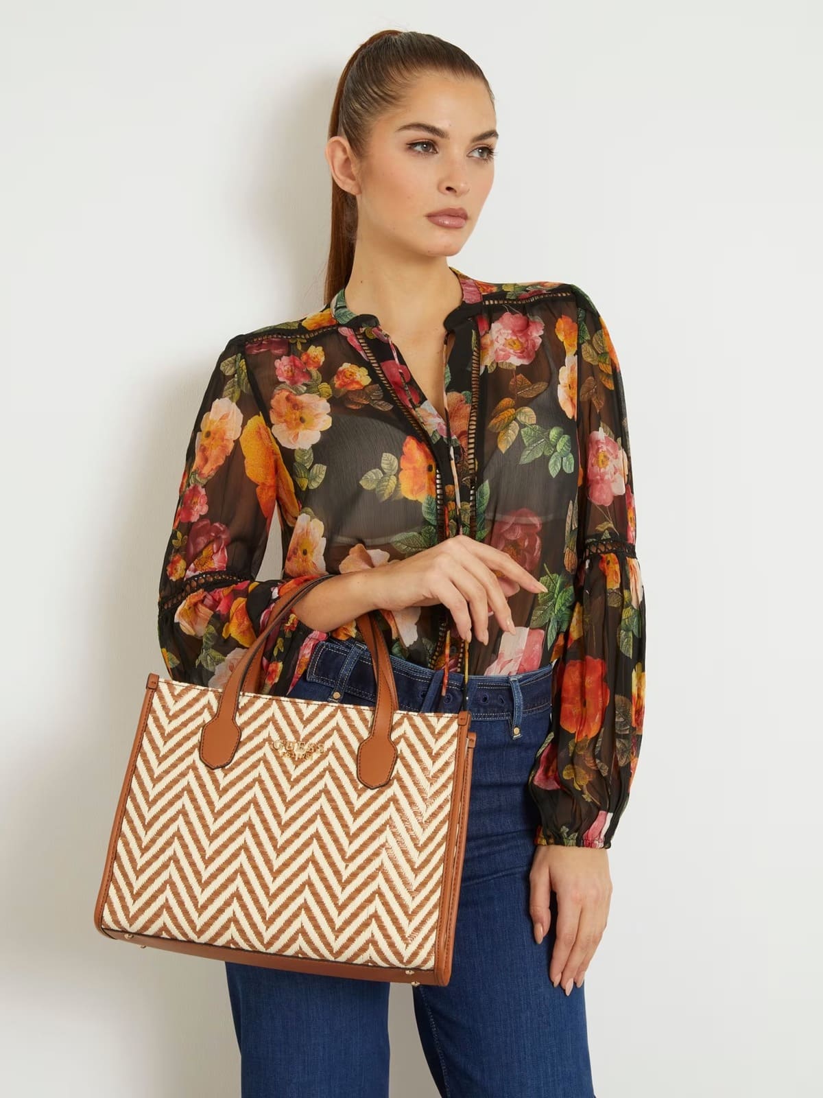 El bolso de mano silvana de rafia de Guess