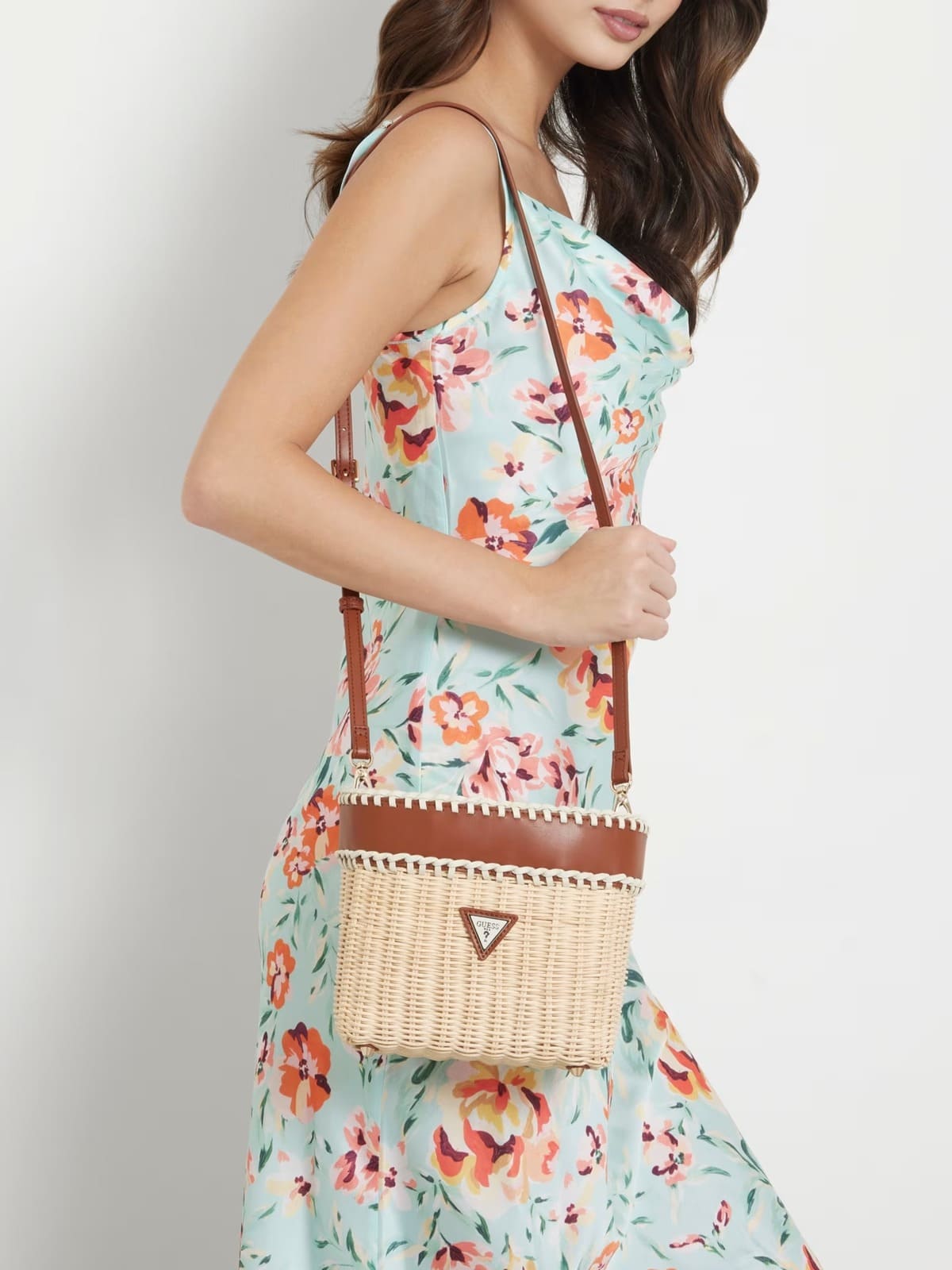 El bolso bombonera sveiney de rafia de Guess