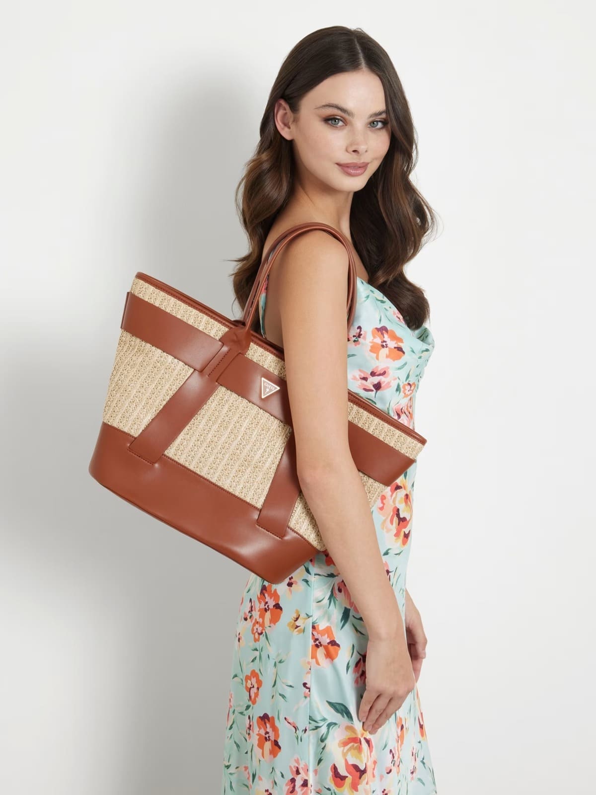 El bolso shopper tuane de rafia de Guess