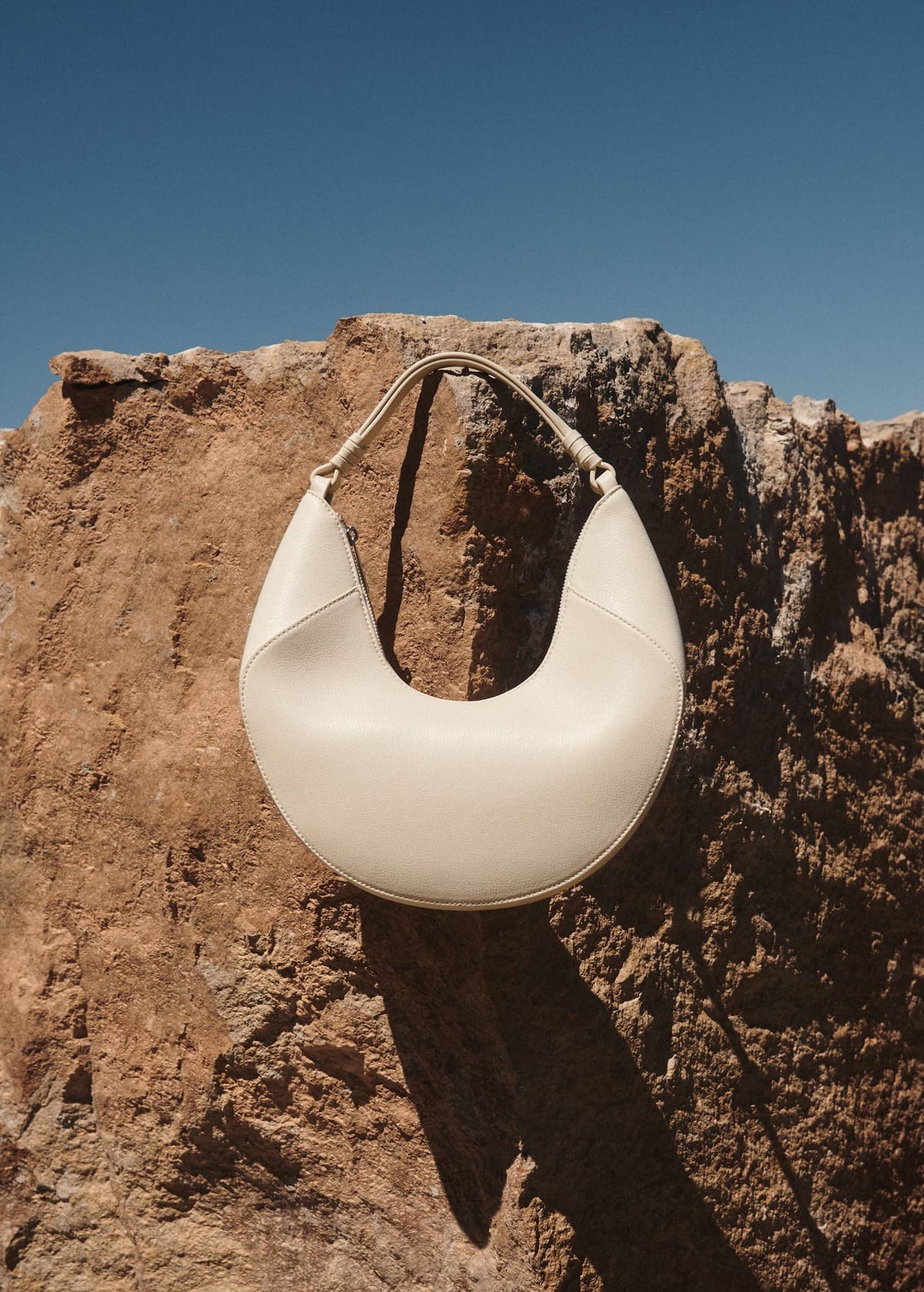 El nuevo bolso de hombro efecto piel en color blanco roto de Mango