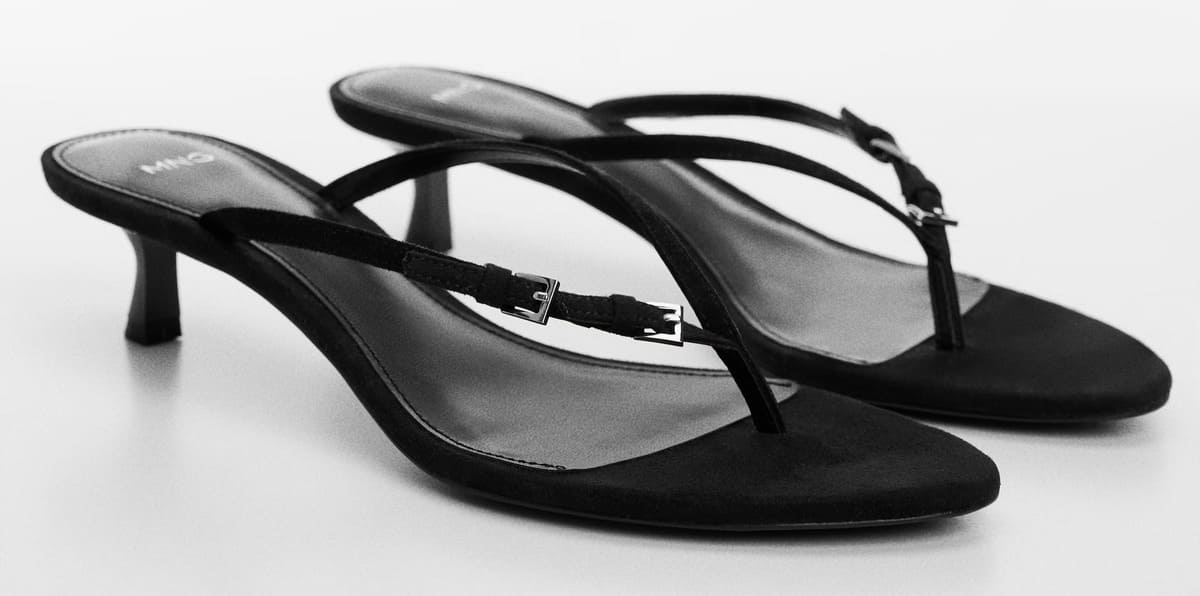 Las sandalias con tacón y detalle de hebillas negras de Mango