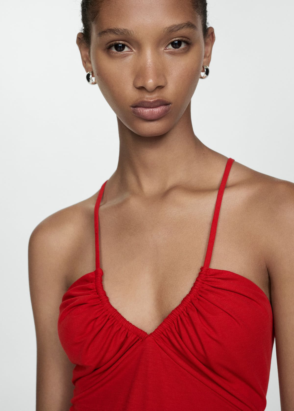 El vestido midi fruncido con escote de pico en color rojo de Mango