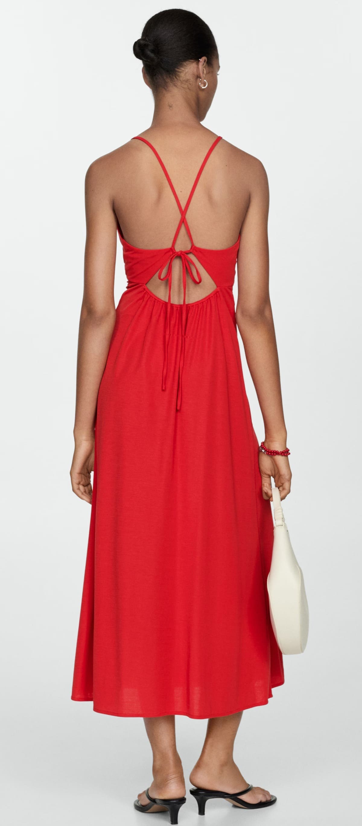 El vestido midi fruncido con escote de pico en color rojo de Mango