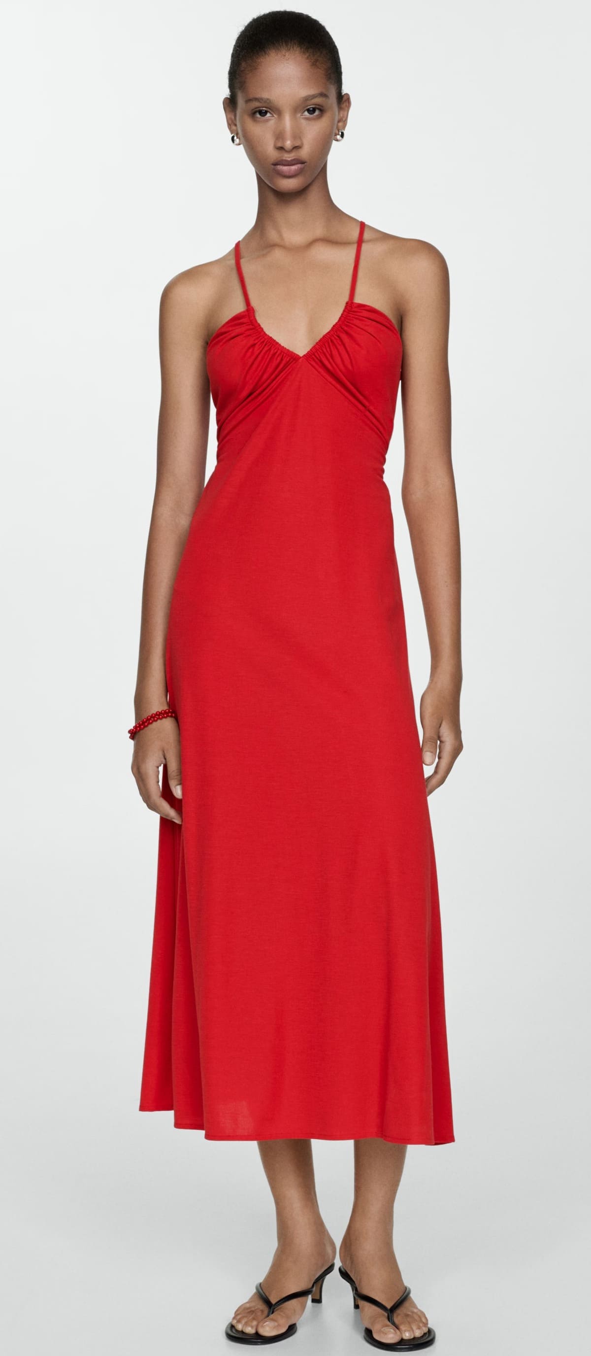 El vestido midi fruncido con escote de pico en color rojo de Mango