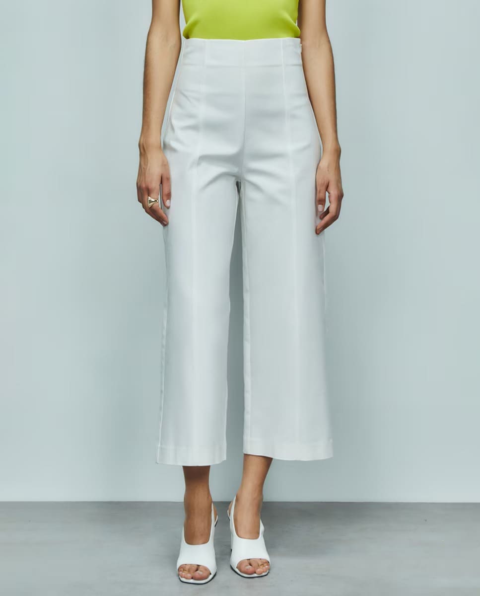 El pantalón ancho tobillero blanco de Sfera en El Corte Inglés