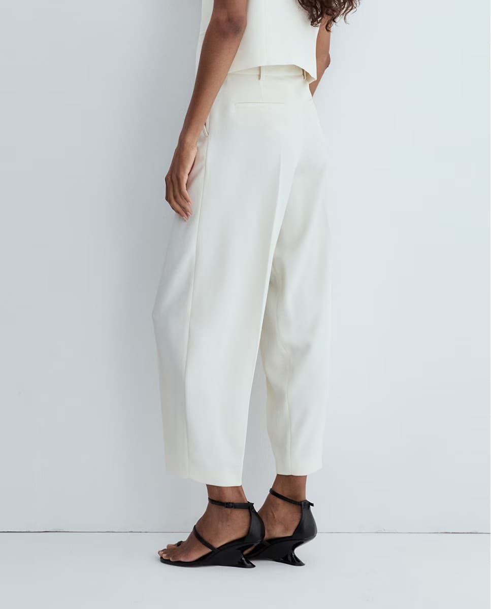 El pantalón de traje en color blanco de Sfera en El Corte Inglés