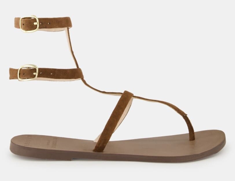 Sandalias planas en piel con tiras finas y doble pulsera al tobillo con hebilla