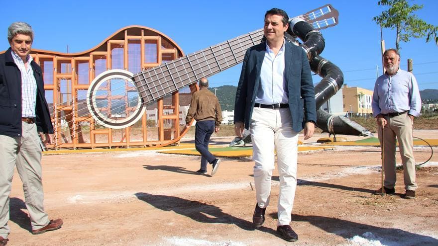 El alcalde, José María Bellido, en el parque del Flamenco